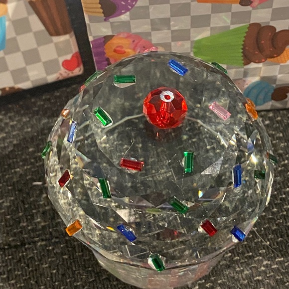 Crystal Jumbo Cupcake Party Decor - Picture 3 of 4